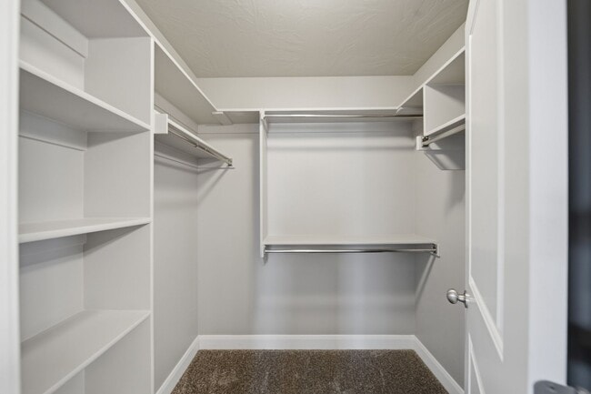 Building Photo - Bright & Spacious 3 bedroom Townhome