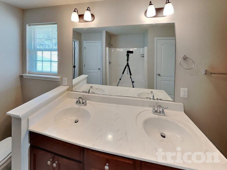 Building Photo - 4676 Midstream Crossing Dr