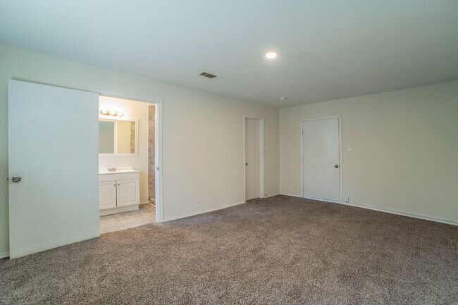 Building Photo - Newly Remodeled & Ready to Move In!