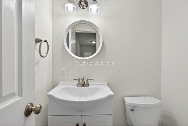 Building Photo - Tranquil West Linn Living Near Parks and S...