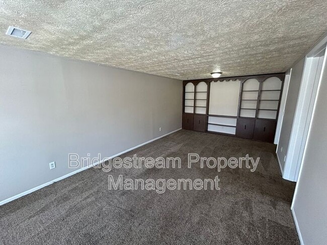 Building Photo - 838 Randler Ave