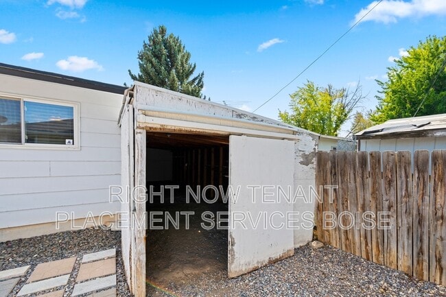 Building Photo - 306 W Maple Ave