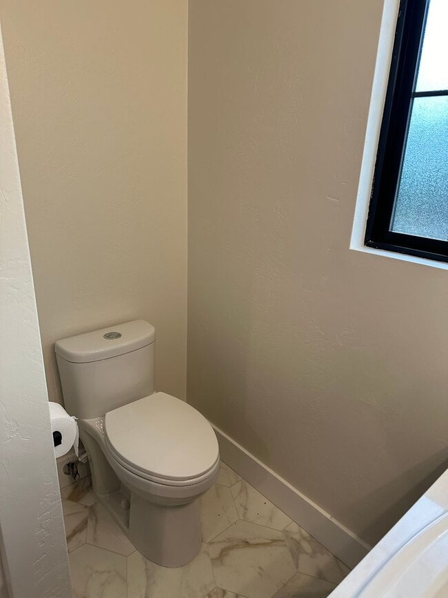 Building Photo - Luxury 2 bedroom 1 bath duplex in a great neighborhood!