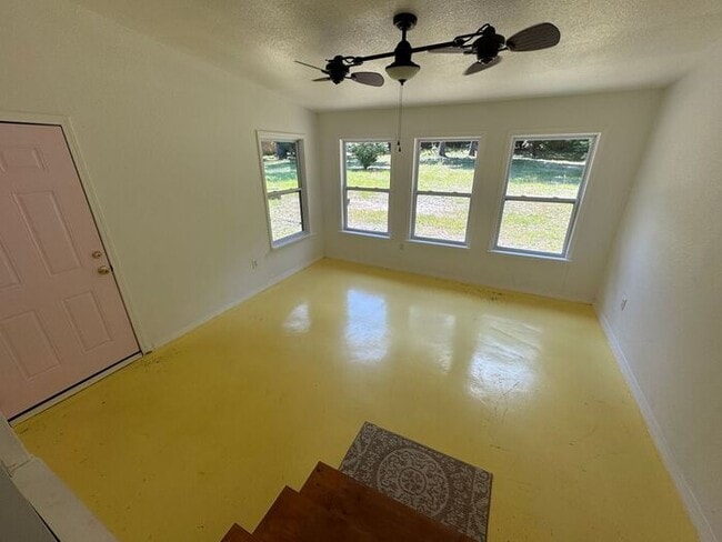Building Photo - Pensacola - 2 bedroom, 2 bathroom w/ sunro...