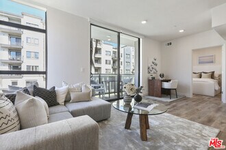 Building Photo - 740 Ridgeley Dr