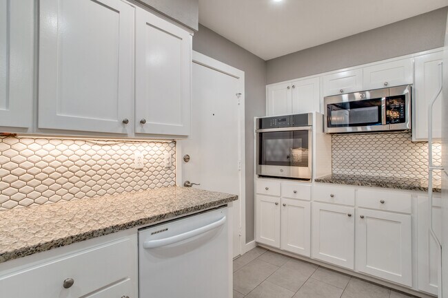 Building Photo - 9810 Crest Meadow Dr