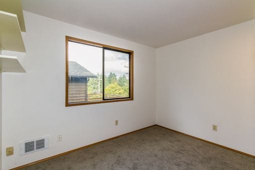 Building Photo - Maple Leaf 2-story 3 bed/2.5 bath with deck and garage available now for $3795!