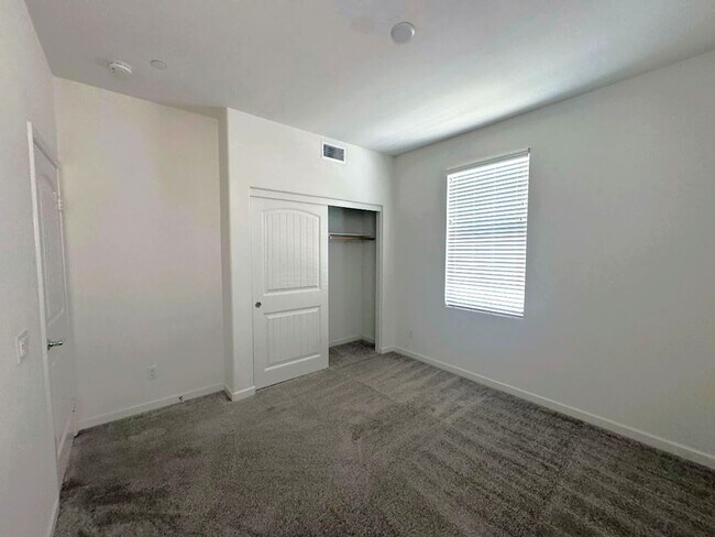 Building Photo - 1014 W Buttercup Ln
