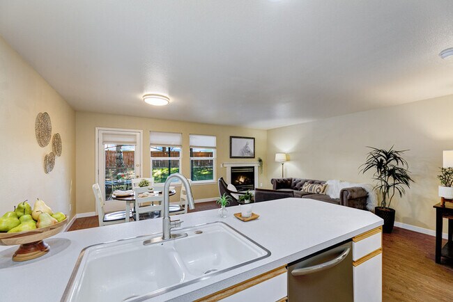 Building Photo - 3 Bed 2.5 Bath Townhome in Prime Boise Location!