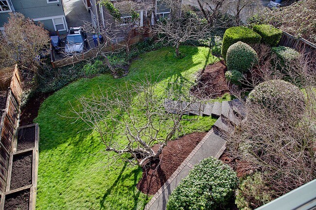 Building Photo - Queen Anne Home