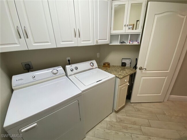 Building Photo - 15200 Cedarwood Ln