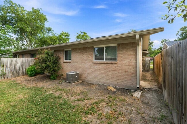 Building Photo - 2201 Lanier Dr