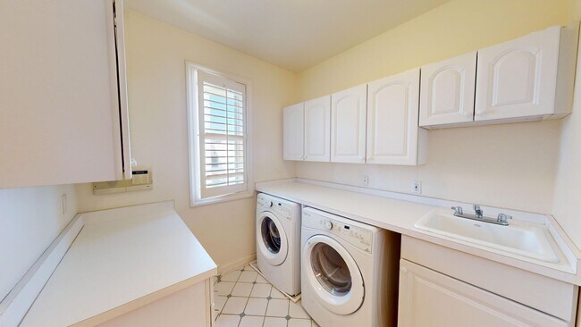 Building Photo - Spacious 4-bedroom 4.5 bath Home in a Gated Complex