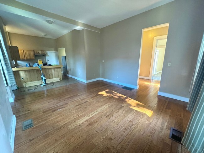 Building Photo - 6 Bedroom / 2 Bathroom House - NEXT TO SEMO's CAMPUS, LARGE YARD, INTERNET INCLUDED