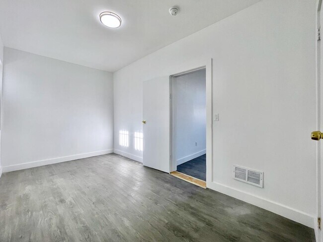 Building Photo - 389 Monmouth St