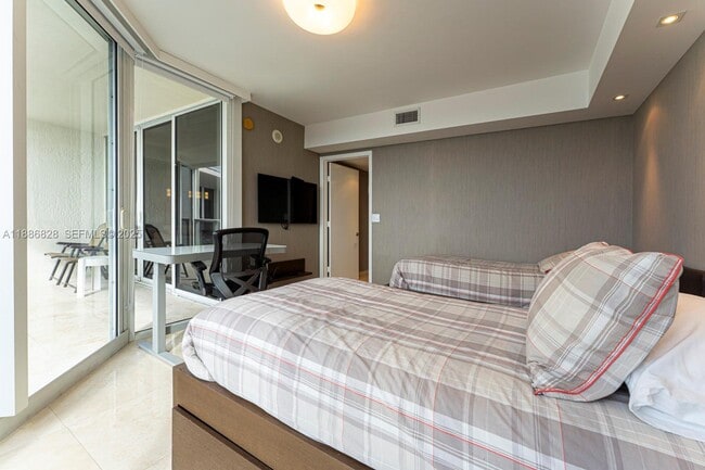 Building Photo - 19333 Collins Ave