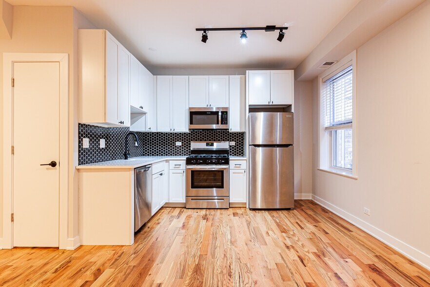 Building Photo - 645 W Wrightwood Ave