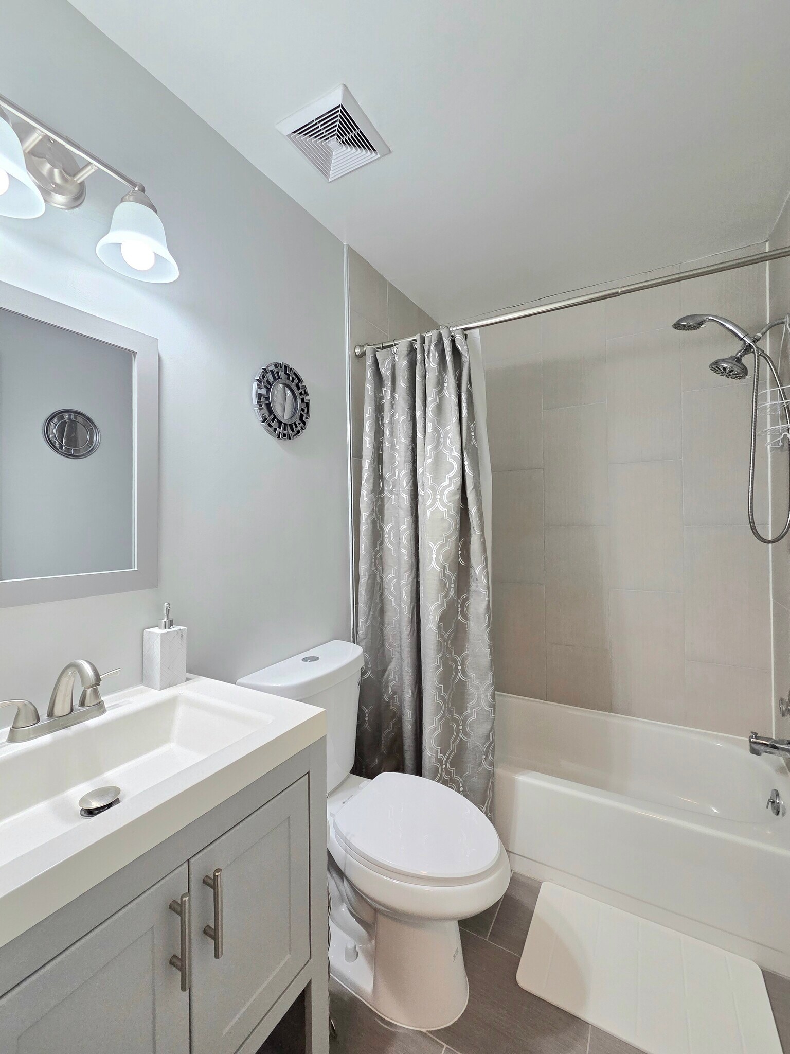 Building Photo - 5407 Leeway Ct