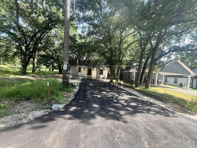 Building Photo - Fully Remodeled 2 Bedroom 1 Bathroom
