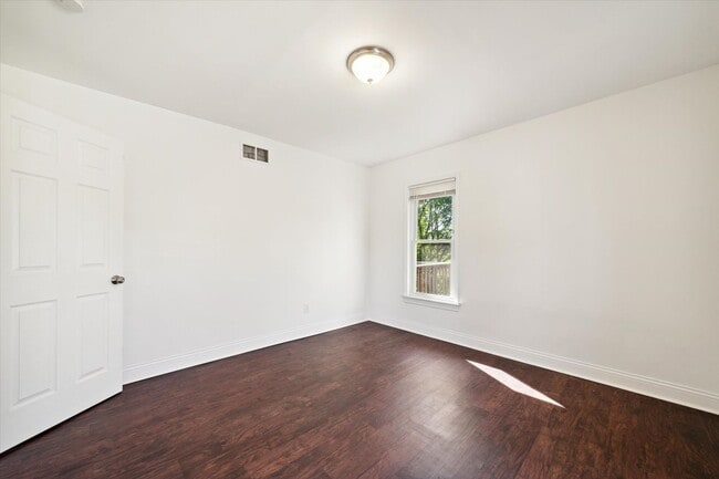 Building Photo - $1,675 - Spacious 3 Bedroom in North End