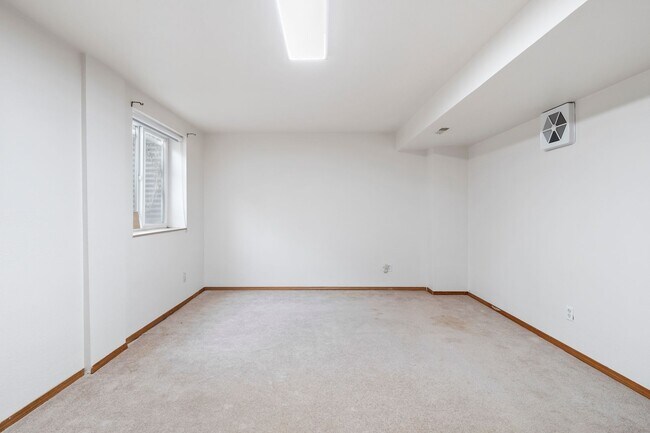 Building Photo - Spacious 5 Bed 3 Bath Home north Spokane with tons to offer