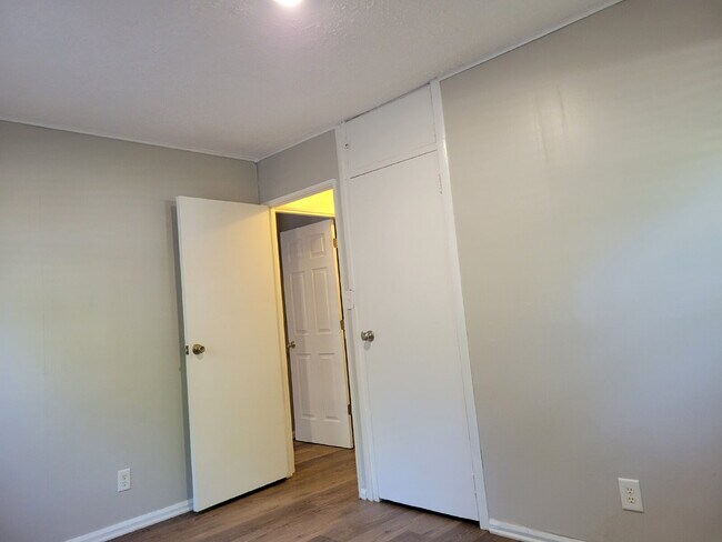 Building Photo - Sweet Home — 3 Bedroom with Garage & Stainless Steel Appliances