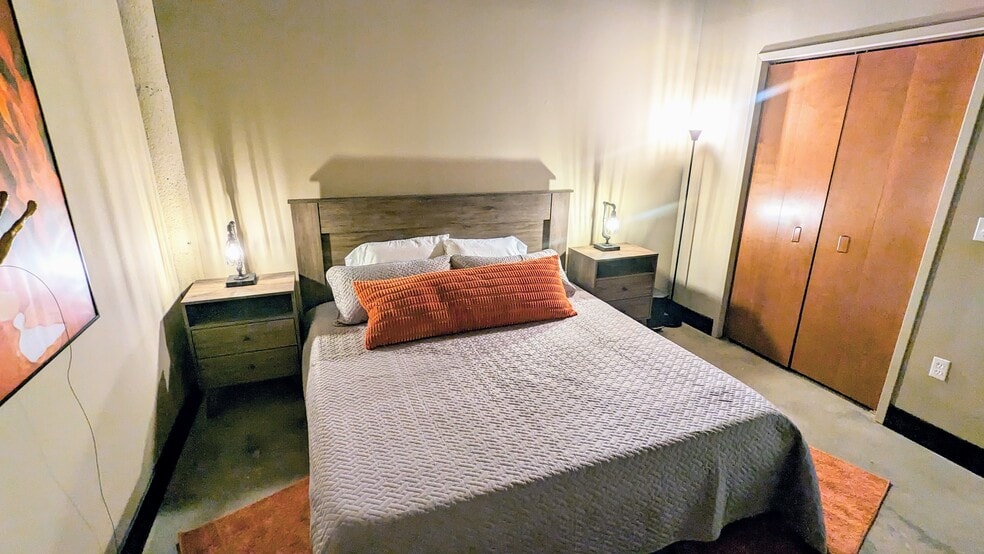 KING BED - 401 W Shoreline Dr
