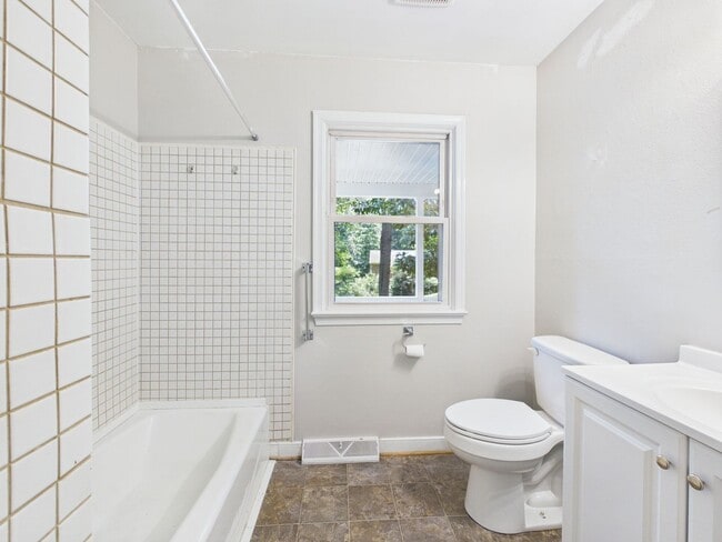 Building Photo - 3041 Clintwood Rd