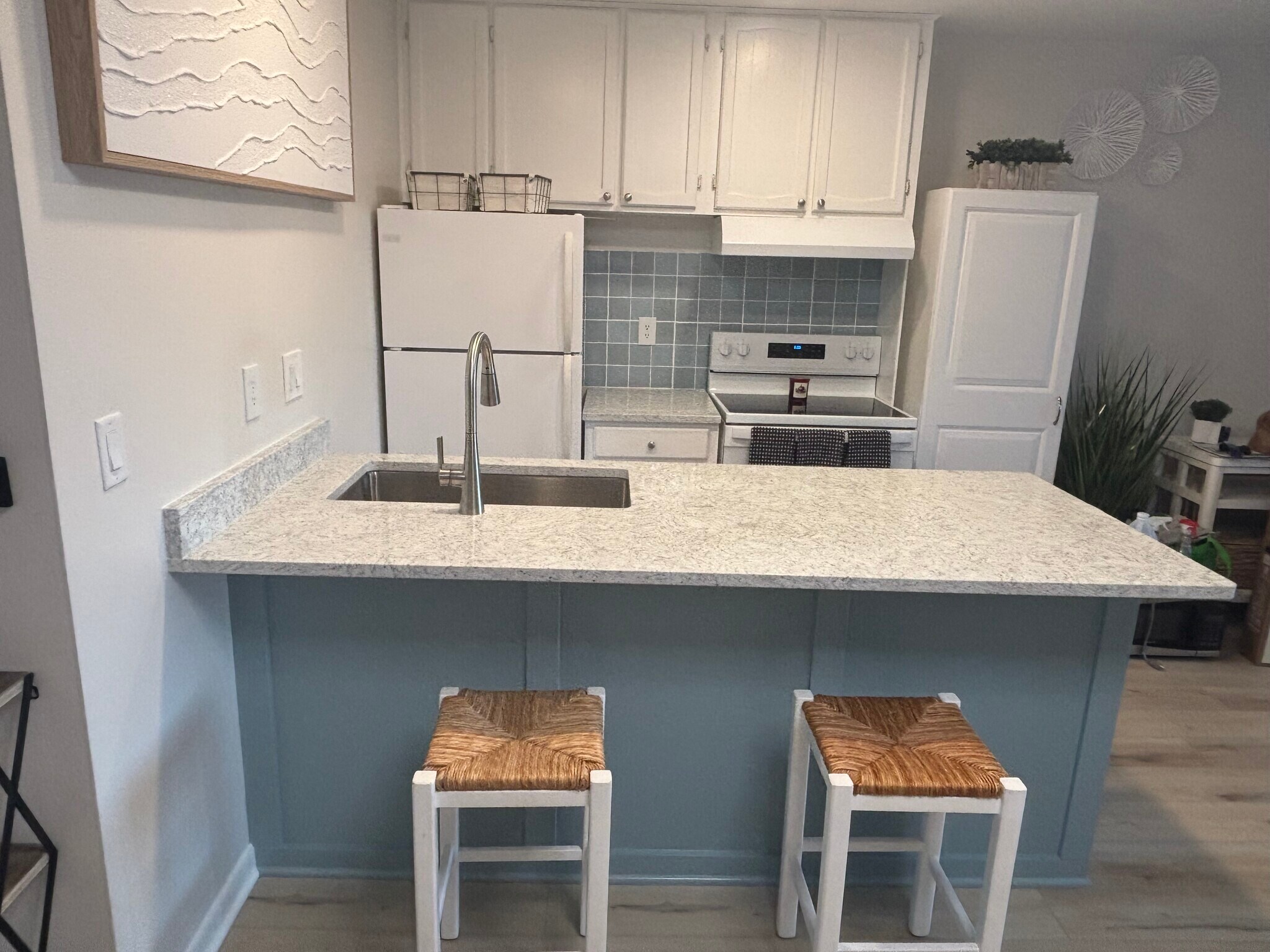 Building Photo - 206 W Lakeshore Dr