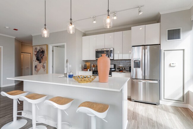 Building Photo - 823 N Clark St