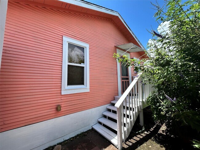 Building Photo - 2216 Grover Ave