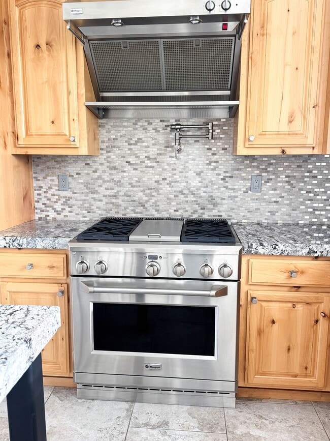Building Photo - Charming 2 Bed/2 Bath Home