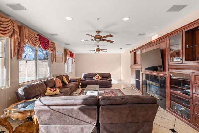 Building Photo - Beautiful 2 Story Home