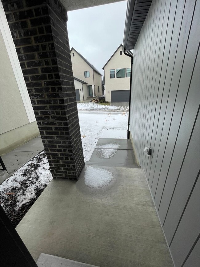 Building Photo - Modern home!