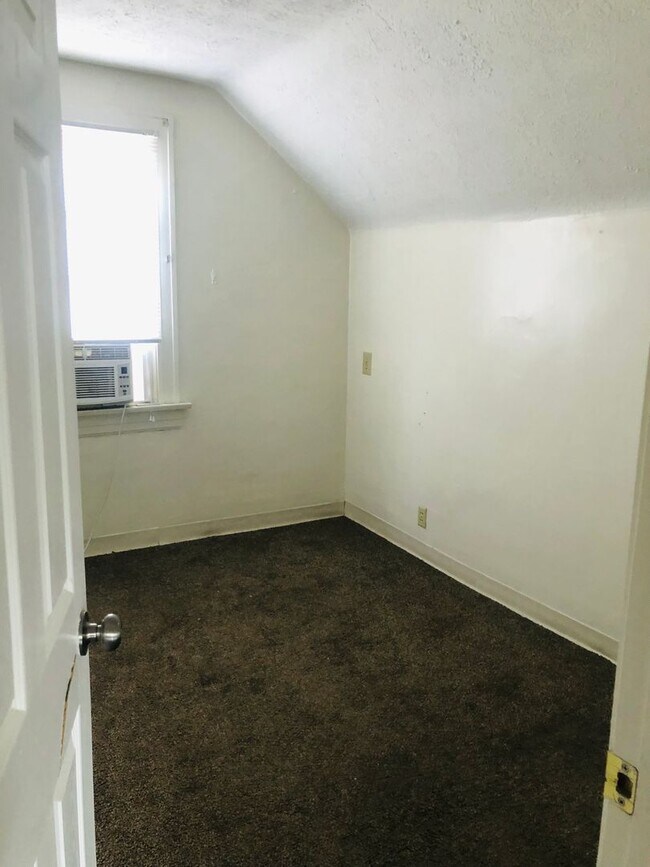 Building Photo - Large House w/ off-street parking & 3 BATHROOMS!