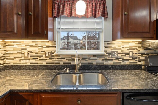 Building Photo - 359 Montgomery Cir