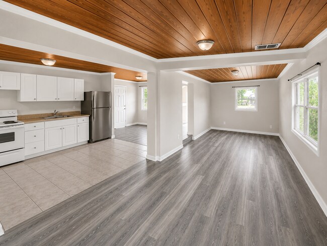 Building Photo - Tons of Living Space in this 3BR/1BA Zephyrhills Block Home with Large Fenced Yard!