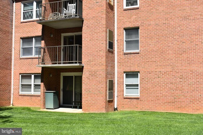 Building Photo - 400 Chapel Ct