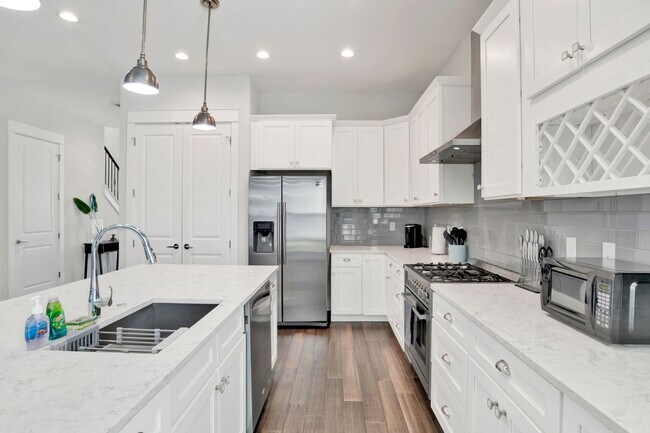 Building Photo - 3 bed East Hill Townhome