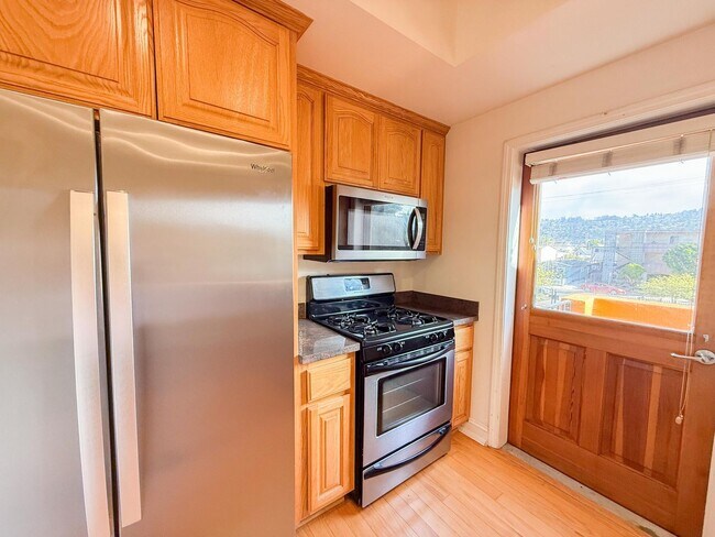 Building Photo - Albany Condo Features 2 Beds and 1.5 baths...