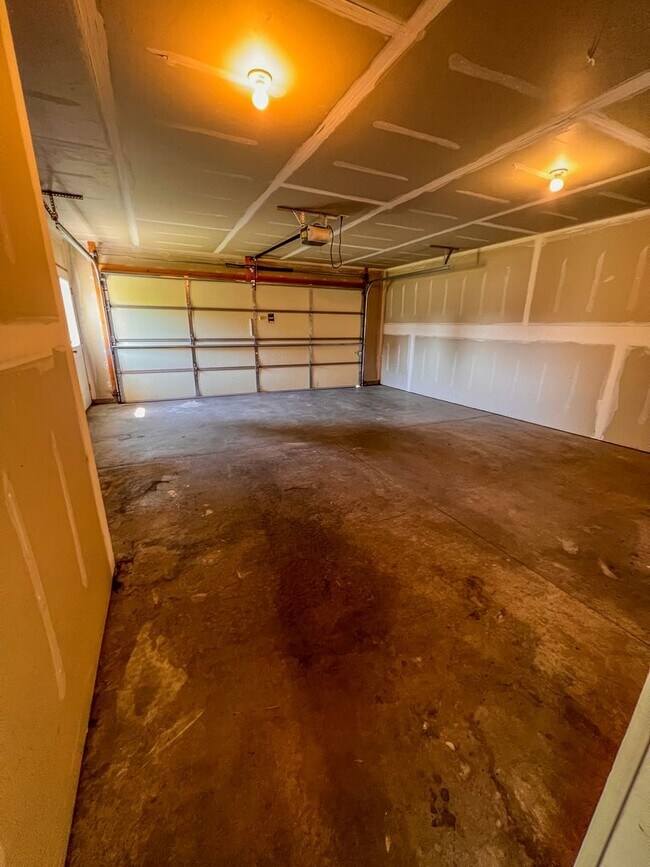 Building Photo - 2 Bedroom, 1.5 Bath Town Home