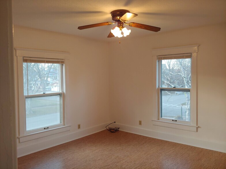 Living room - 704 S Broadway Ave