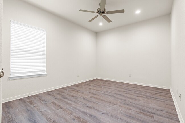 Building Photo - 525 E Spring Valley Rd
