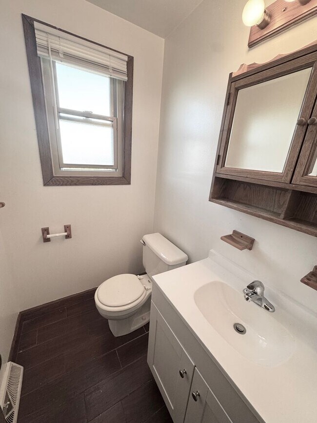 Building Photo - 2 Bedroom/ 1.5 Bath - New Kitchen and Carpet