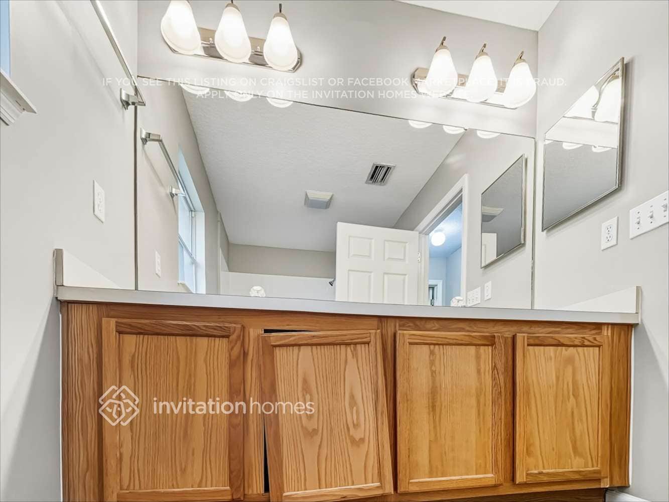 Building Photo - 14091 Summer Breeze Dr E