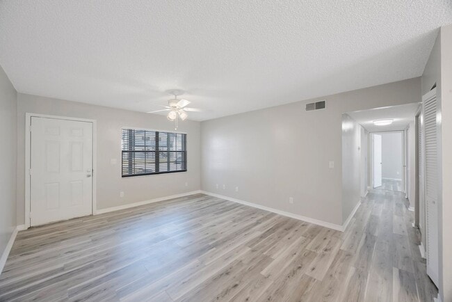 Building Photo - The Oaks at Safety Harbor 3 bedroom 2 bath