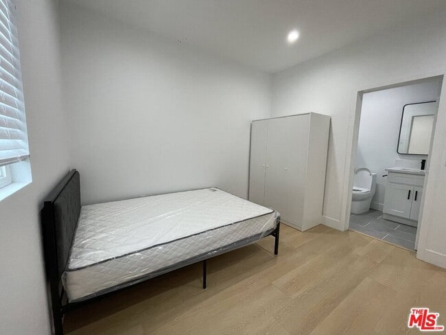 Building Photo - 1340 W 37th St