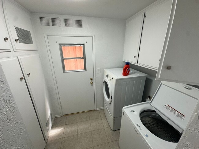 Building Photo - Charming Playa Del Rey Home with Spacious ...