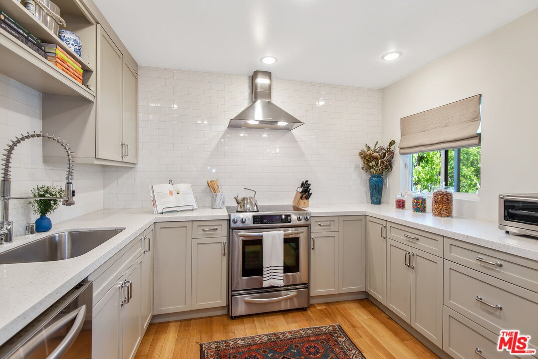 Building Photo - 8550 Holloway Dr