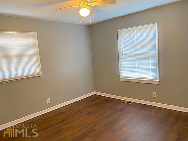 Building Photo - 221 Banberry Dr SE